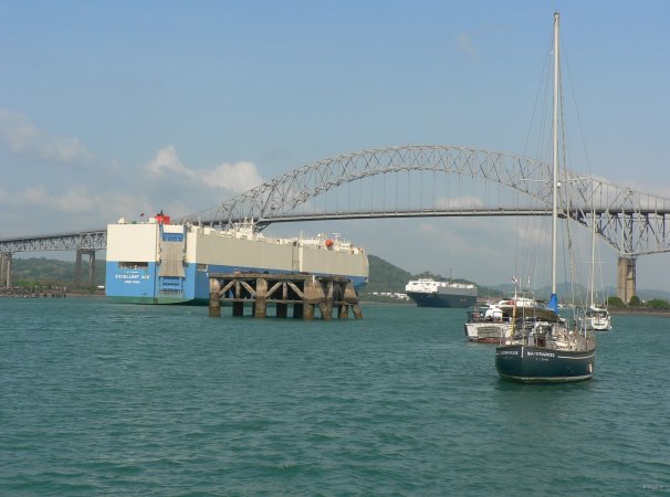 183- Les cargos se croisent sous le pont des Ameriques 